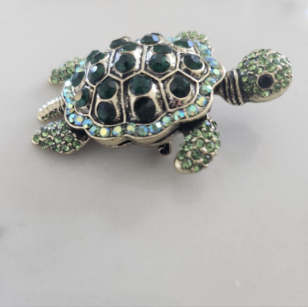 Turtle Sparkle Brooch In Motion - Picture 3 of 3